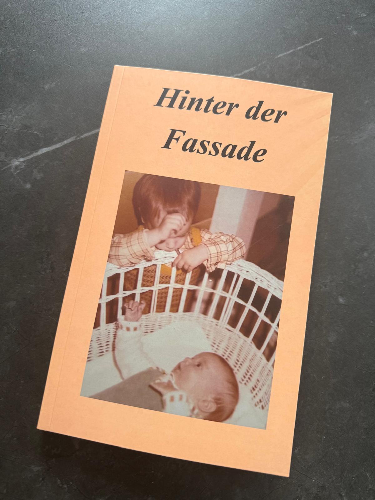 Buchcover „Hinter der Fassade“