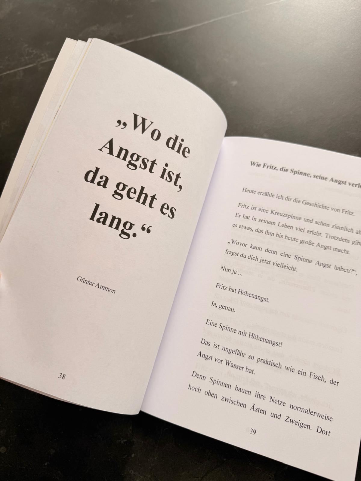 Aufgeschlagene Buchseite mit dem Beginn der Geschichte „Wie Fritz, die Spinne, seine Angst verlor“